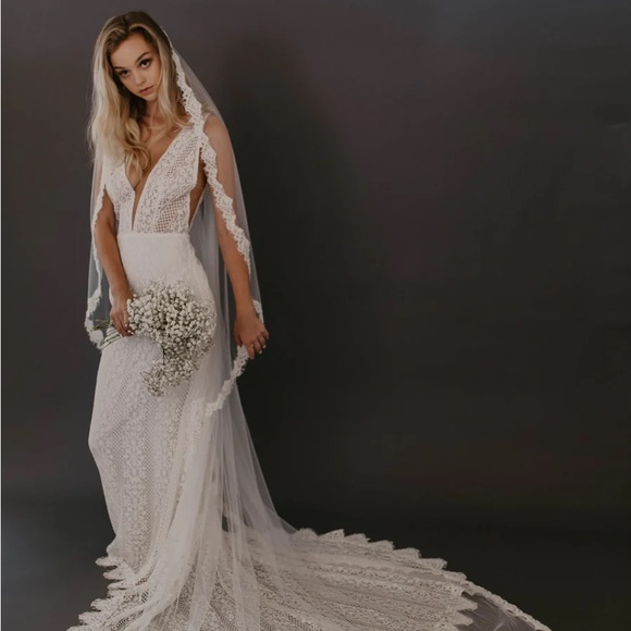 Untamed Petal Edwin Veil Cathedral Lace Mantilla NWT - Picture 4 of 5